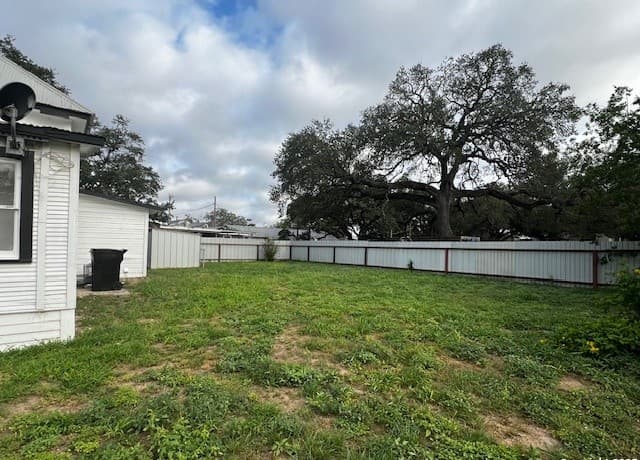 2-bedroom rental at 308 W Coker in Devine, TX — photo 3