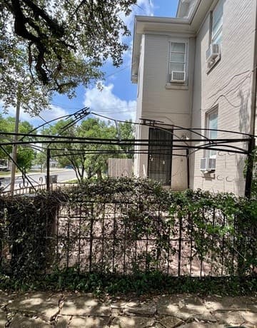 1-bedroom rental at 424 E Ashby Pl Unit 4 in San Antonio, TX — photo 3