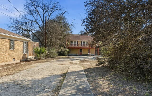 2-bedroom rental at 434 E Magnolia Ave in San Antonio, TX — photo 3