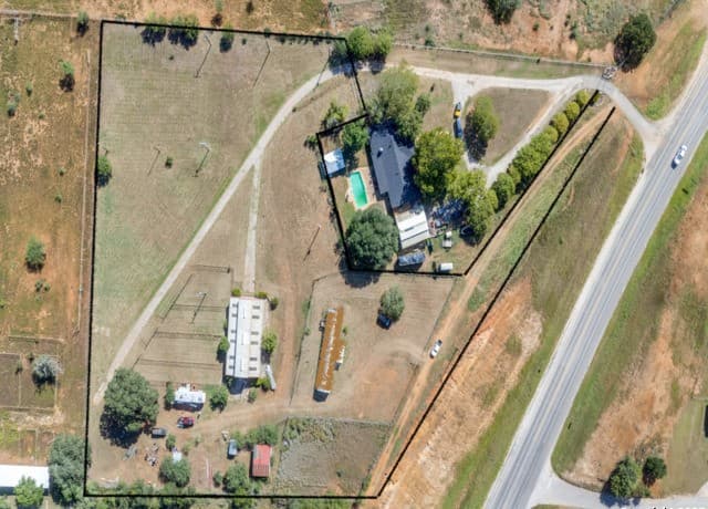 rental at 819 Us Highway 87 in Stockdale, TX — photo 1