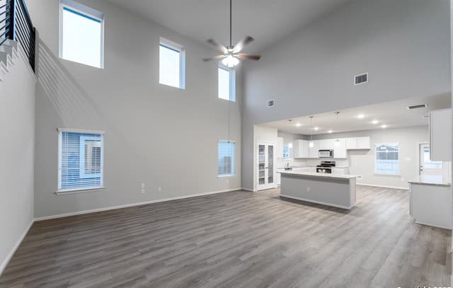5-bedroom rental at 14740 Sycamore Xing in San Antonio, TX — photo 4