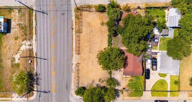 rental at 4002 W Houston St in San Antonio, TX — photo 1