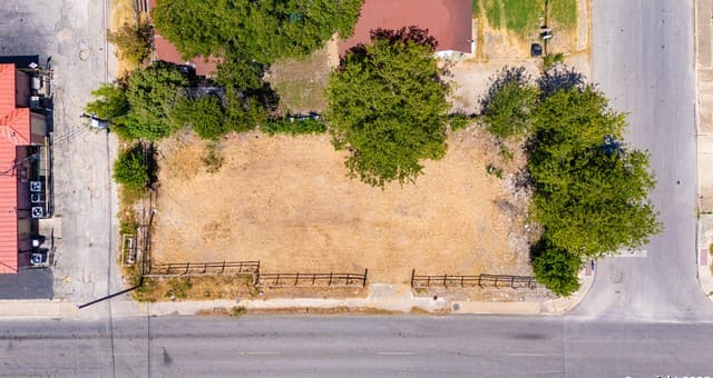 rental at 4002 W Houston St in San Antonio, TX — photo 3