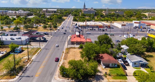 rental at 4002 W Houston St in San Antonio, TX — photo 5