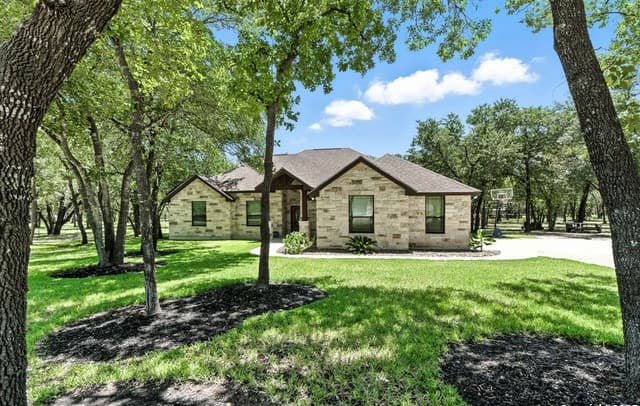 4-bedroom rental at 309 Hickory Trail in La Vernia, TX — photo 3