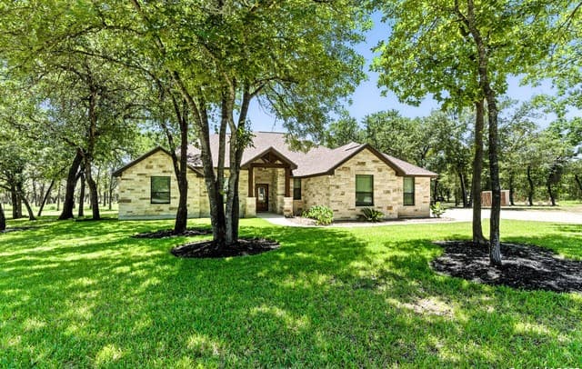 4-bedroom rental at 309 Hickory Trail in La Vernia, TX — photo 4