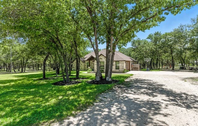 4-bedroom rental at 309 Hickory Trail in La Vernia, TX — photo 5
