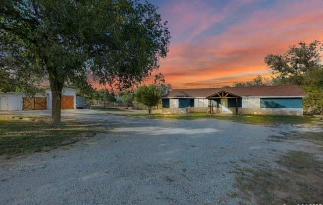 3-bedroom rental at 14686 Stuart Rd in San Antonio, TX — photo 2