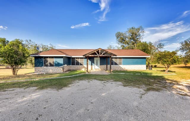 3-bedroom rental at 14686 Stuart Rd in San Antonio, TX — photo 3