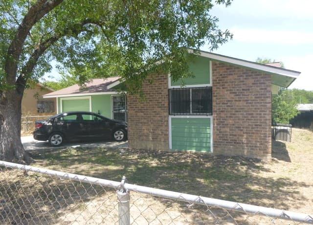 3-bedroom rental at 5927 Stoney Creek in San Antonio, TX — photo 2
