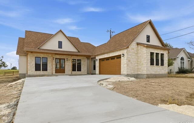 3-bedroom rental at 7714 Whartons Dock in Bandera, TX — photo 3