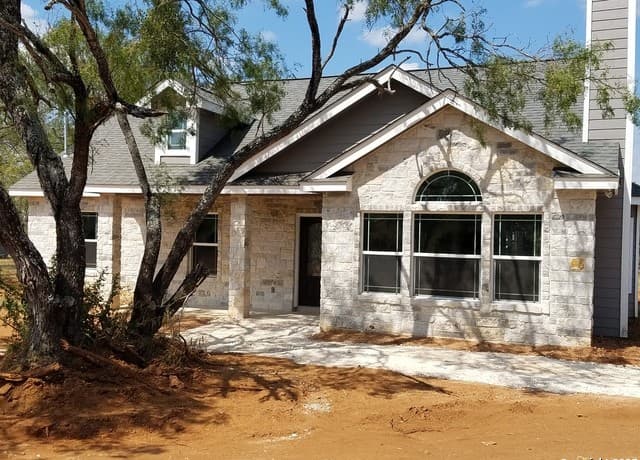 rental at P-9C Quesenberry RD in Von Ormy, TX — photo 3