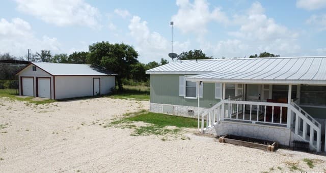 3-bedroom rental at 233 County Road 340 in Hondo, TX — photo 3