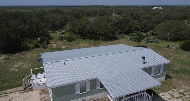 3-bedroom rental at 233 County Road 340 in Hondo, TX — photo 4