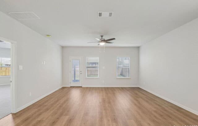 4-bedroom rental at 819 Shatterhand Blvd in San Antonio, TX — photo 4