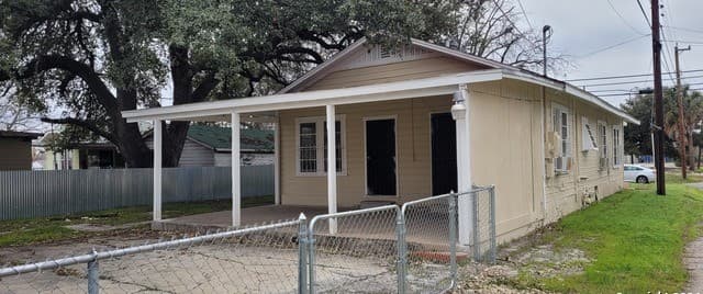 3-bedroom rental at 2008 S Olive St in San Antonio, TX — photo 4