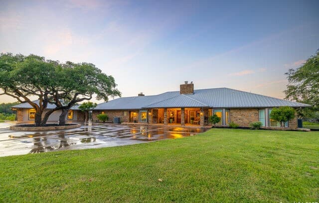 6-bedroom rental at 871 Chimney Valley Rd in Blanco, TX — photo 4