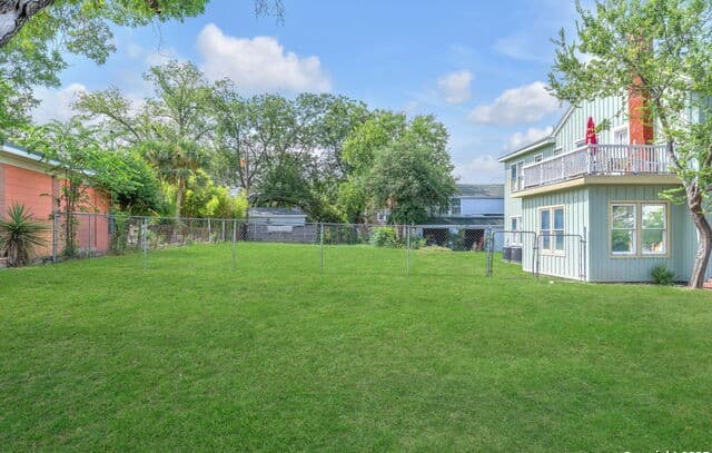 rental at 122 W Norwood Ct in San Antonio, TX — photo 4