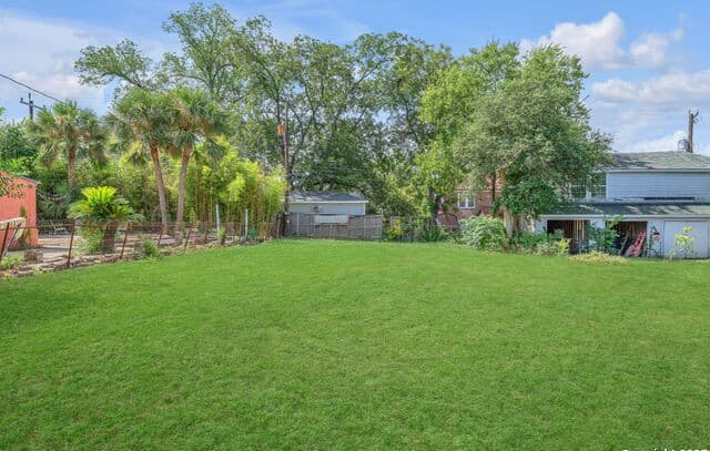 rental at 122 W Norwood Ct in San Antonio, TX — photo 5