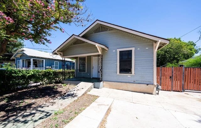 2-bedroom rental at 2611 Martin in San Antonio, TX — photo 3