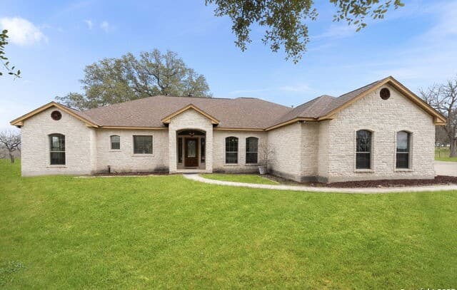 4-bedroom rental at 231 Broken Arrow in Floresville, TX — photo 1
