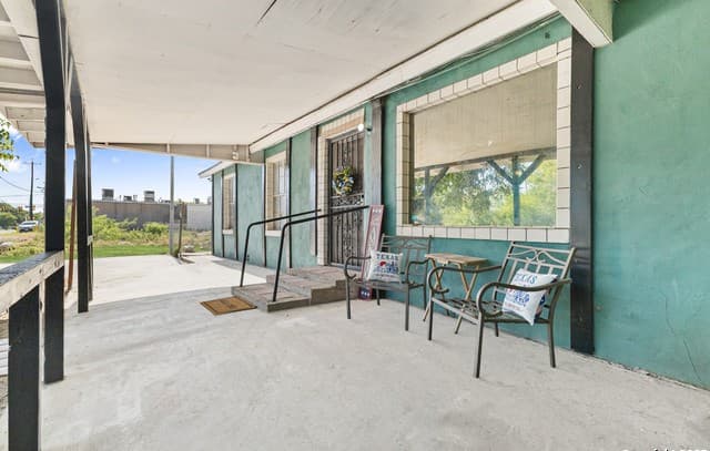 4-bedroom rental at 1222 W Harding in San Antonio, TX — photo 4