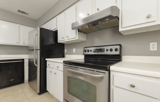 2-bedroom rental at 100 Lorenz Unit 101 in San Antonio, TX — photo 4