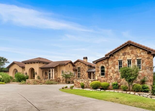 6-bedroom rental at 103 Castle Rock in Boerne, TX — photo 2