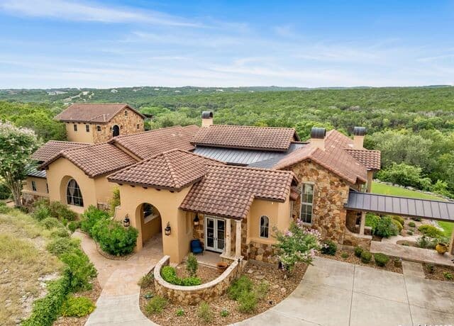6-bedroom rental at 103 Castle Rock in Boerne, TX — photo 3