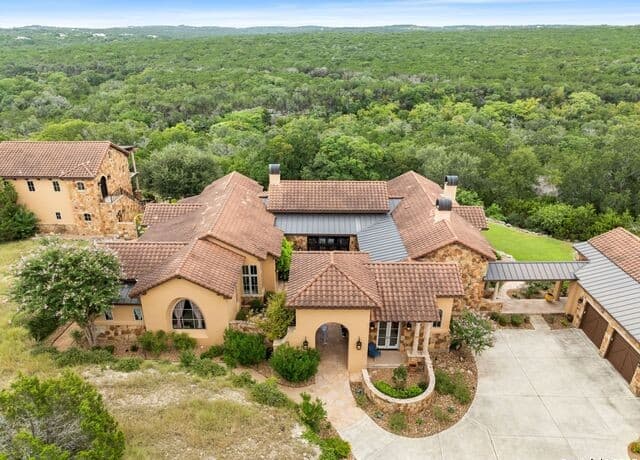 6-bedroom rental at 103 Castle Rock in Boerne, TX — photo 4