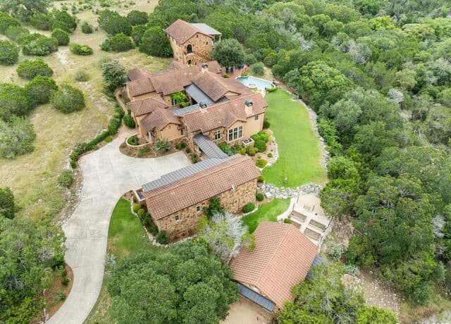 6-bedroom rental at 103 Castle Rock in Boerne, TX — photo 5