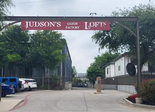 2-bedroom rental at 831 S Flores Unit 3104 in San Antonio, TX — photo 1