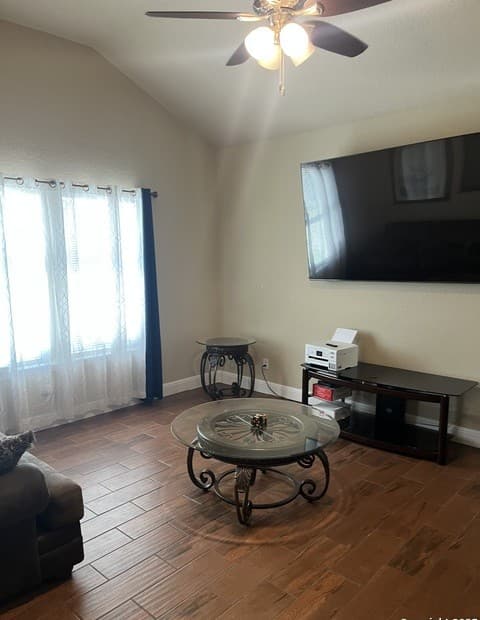 4-bedroom rental at 1406 Crystal in San Antonio, TX — photo 4