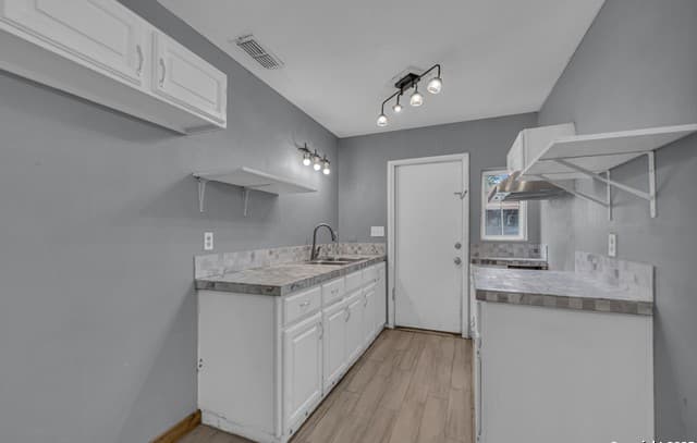 3-bedroom rental at 4818 Castle Guard in San Antonio, TX — photo 5