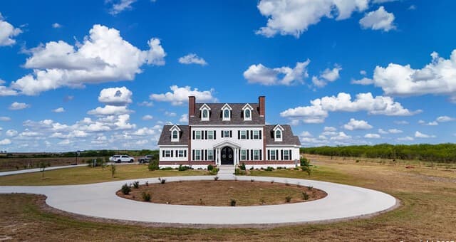 6-bedroom rental at 741 County Road 159 in Kenedy, TX — photo 1