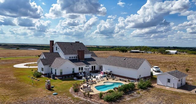 6-bedroom rental at 741 County Road 159 in Kenedy, TX — photo 2