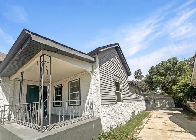 3-bedroom rental at 920 Lamar in San Antonio, TX — photo 2