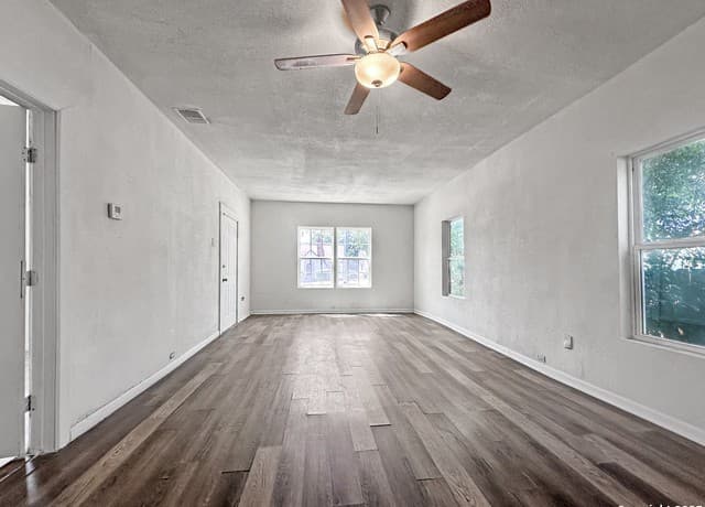3-bedroom rental at 920 Lamar in San Antonio, TX — photo 4