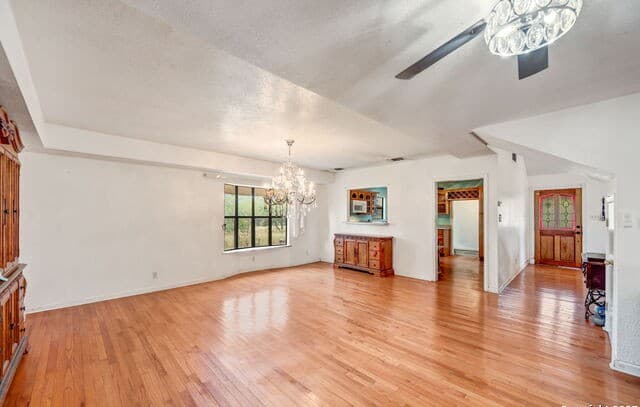 4-bedroom rental at 106 Hickory Cir in Floresville, TX — photo 5