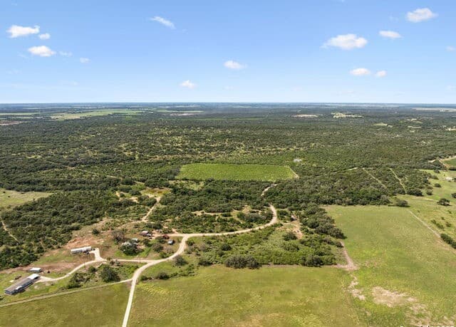rental at 547 County Road 3401 in Hondo, TX — photo 3