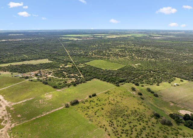rental at 547 County Road 3401 in Hondo, TX — photo 4