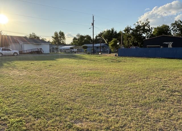rental at TBD N Water St in Pleasanton, TX — photo 3