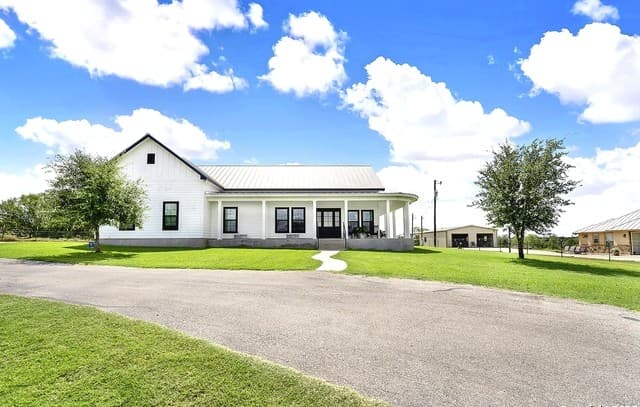 3-bedroom rental at 149 County Road 256 in Floresville, TX — photo 1