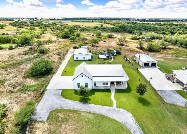 3-bedroom rental at 149 County Road 256 in Floresville, TX — photo 2