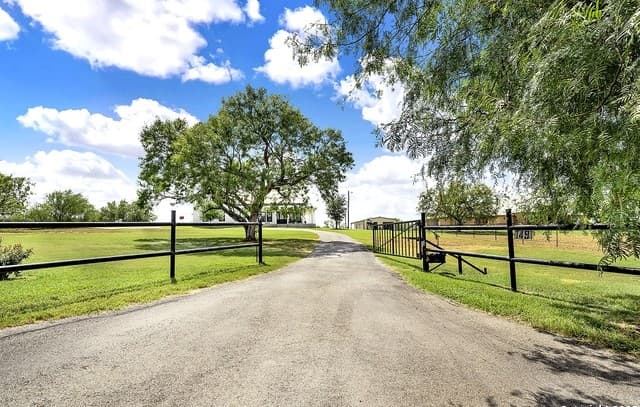 3-bedroom rental at 149 County Road 256 in Floresville, TX — photo 4