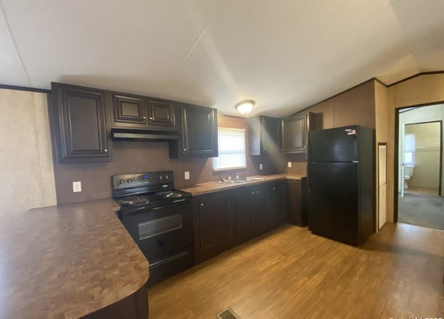 2-bedroom rental at 1215 Southway in Pleasanton, TX — photo 2