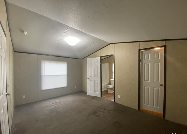 2-bedroom rental at 1215 Southway in Pleasanton, TX — photo 4