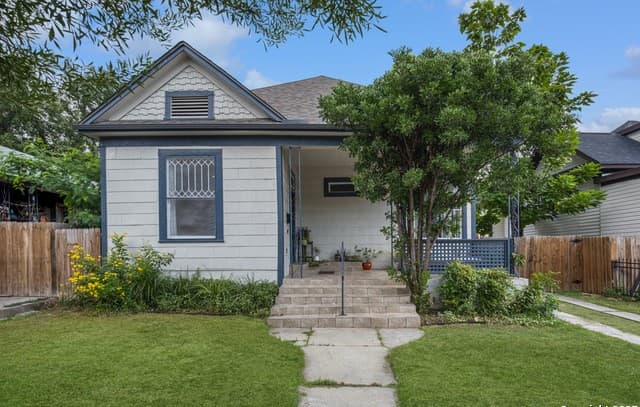 3-bedroom rental at 509 W Mistletoe Ave in San Antonio, TX — photo 1