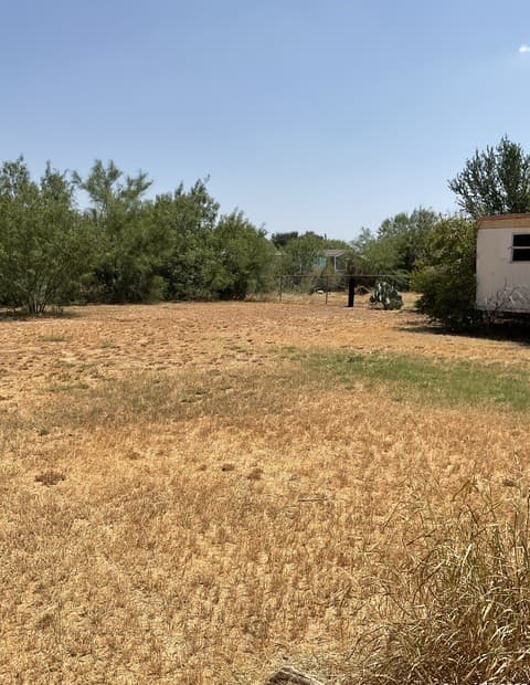 rental at 332 E Salinas in Dilley, TX — photo 3