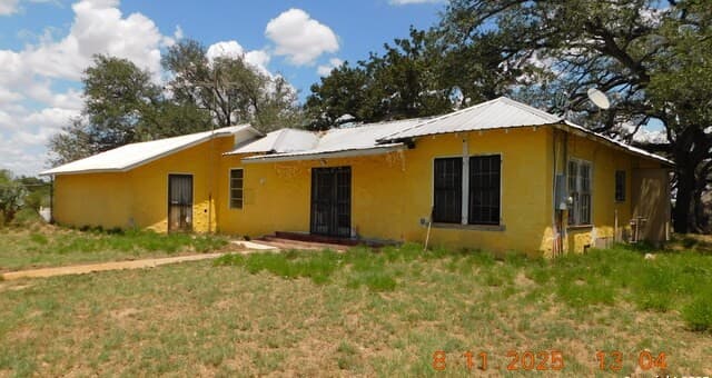 3-bedroom rental at 11620 State Highway 16 in Poteet, TX — photo 2